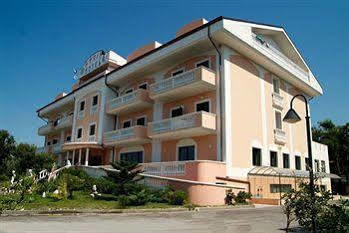 Hotel Residence Adria Rodi Garganico Extérieur photo